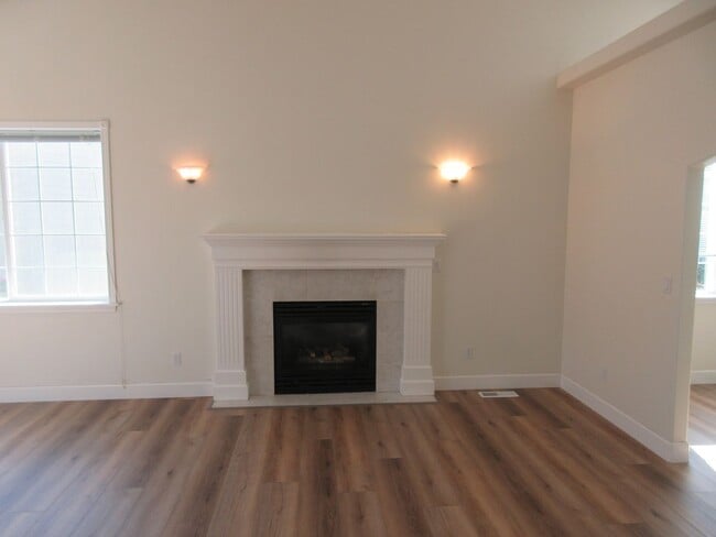 Building Photo - Large 4 Bedroom Home in West Salem