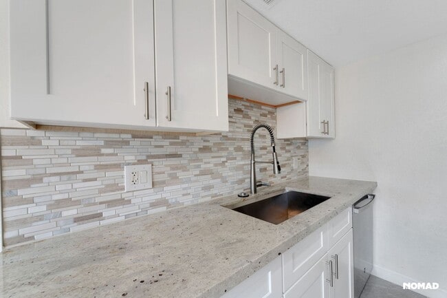 Building Photo - Charming 2BR Condo in Phoenix
