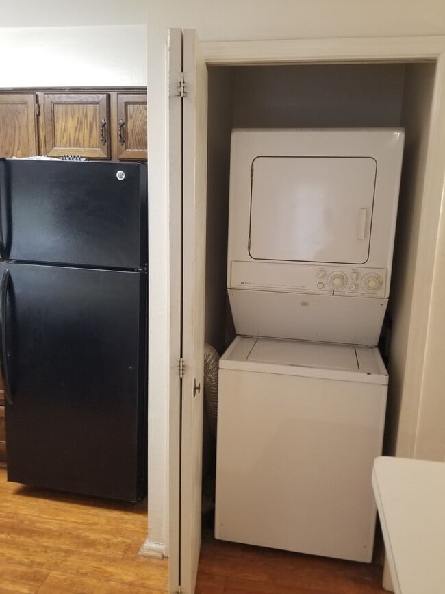 Building Photo - AVAILABLE NOW 2 BEDROOM 2 BATH CONDO WOODG...