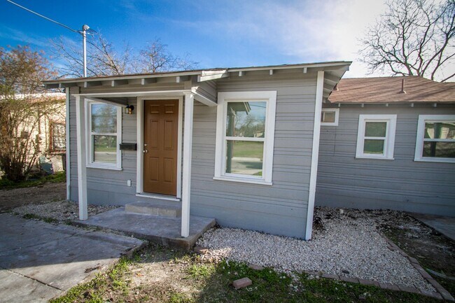 Building Photo - 934 Poinsettia St