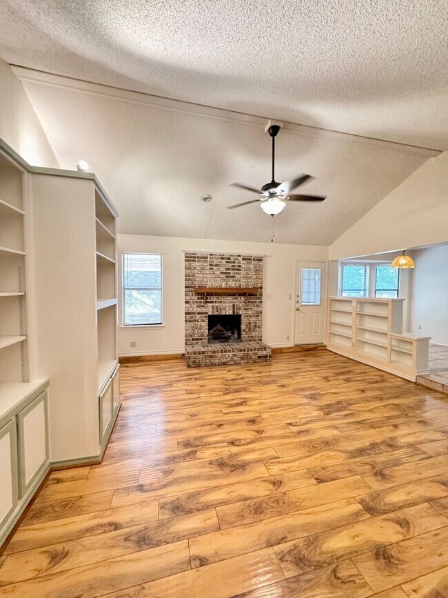 Building Photo - Pre-Holiday Move-In Special!!! Inviting 3 ...
