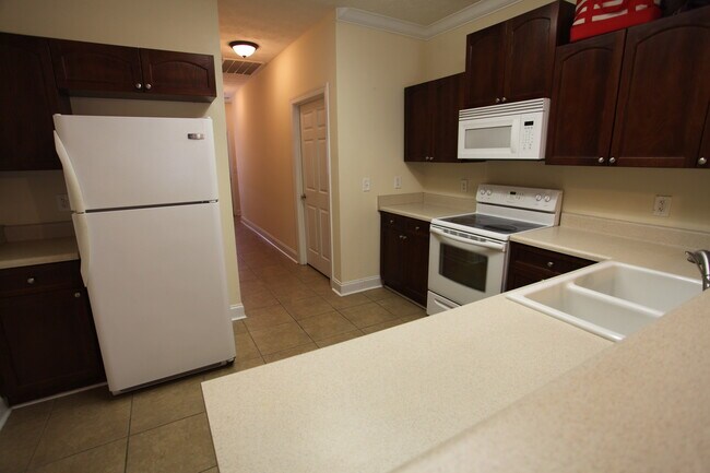 Building Photo - Townhouse Available For Rent December 2025!