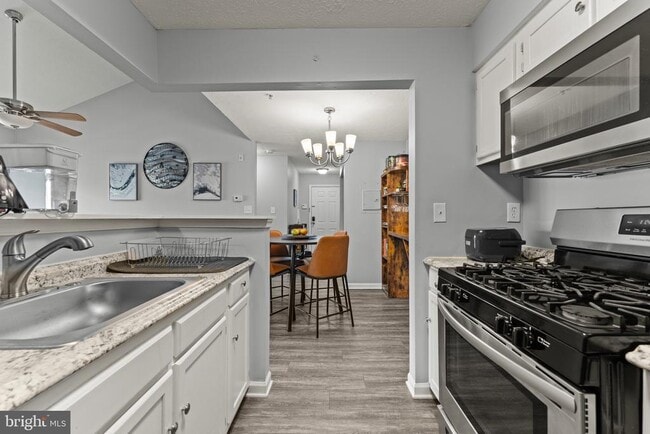 Building Photo - 8951 Town Center Cir