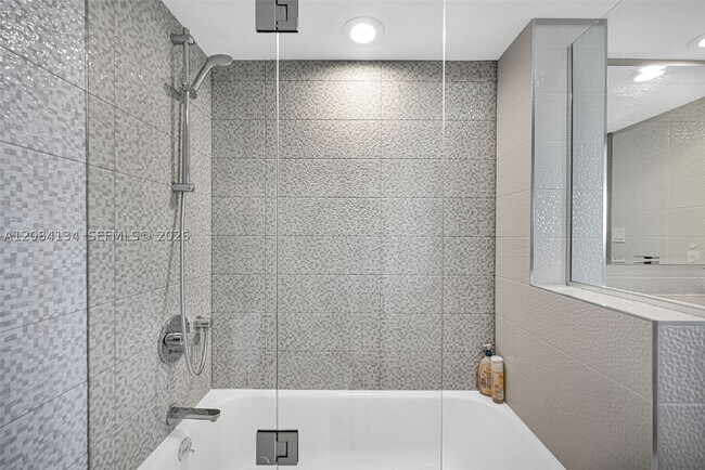 Building Photo - 801 N Venetian Dr