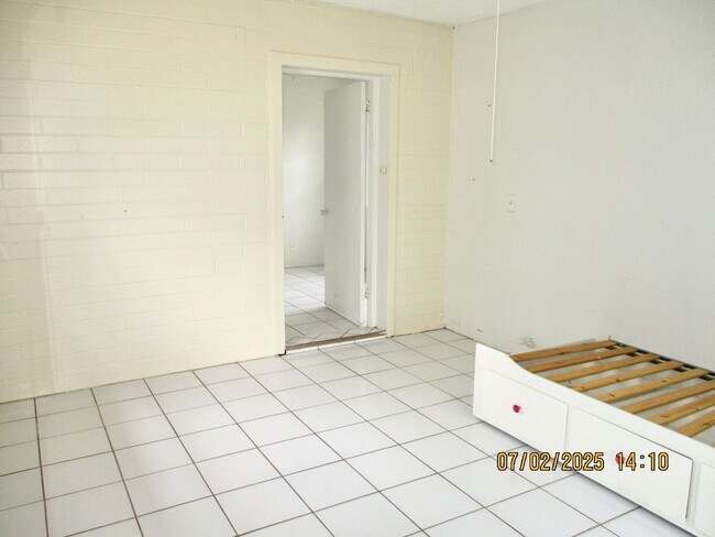 Building Photo - Spacious 3-Bedroom, 2-Bathroom Home in Des...