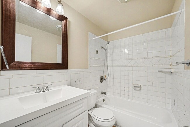 Building Photo - 232 S Brentwood St