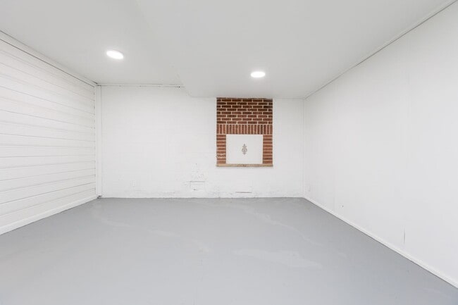 Building Photo - Spacious 2-Bed, 2-Bath Home with Basement – Prime Columbus Location!