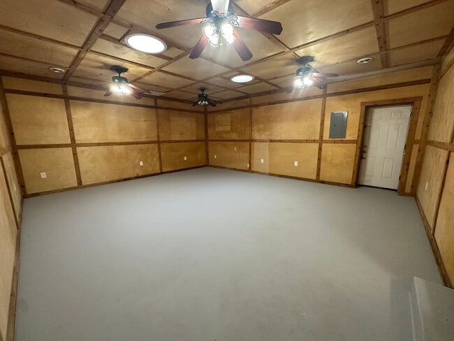 Building Photo - Beautifully Renovated 4 bedroom / 2 bath h...