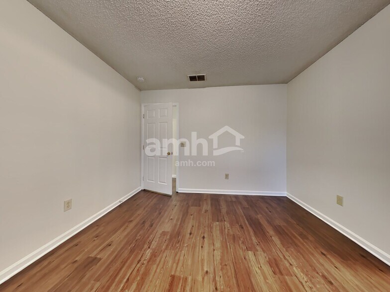 Building Photo - 8016 Queensferry Ln