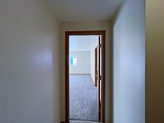 Building Photo - Exceptional 2200 sq ft Three Bedroom 2 Bath Rambler in Fed Way - with A/C