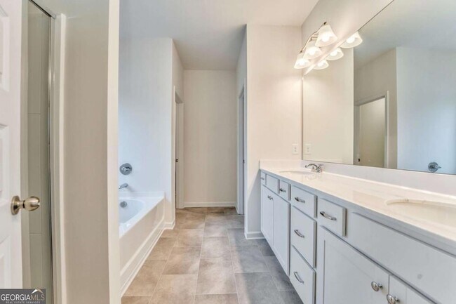 Building Photo - 8 Majestic Oaks Way NE