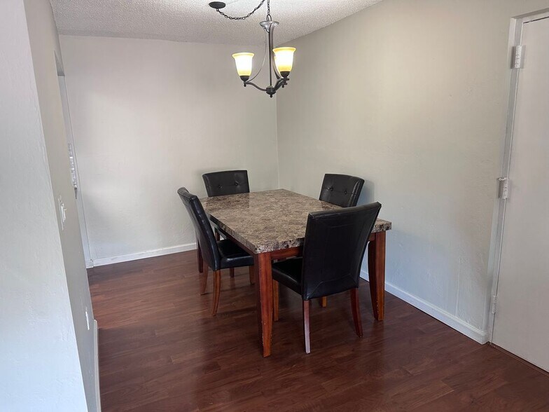 Building Photo - 10834 N Kendall Dr