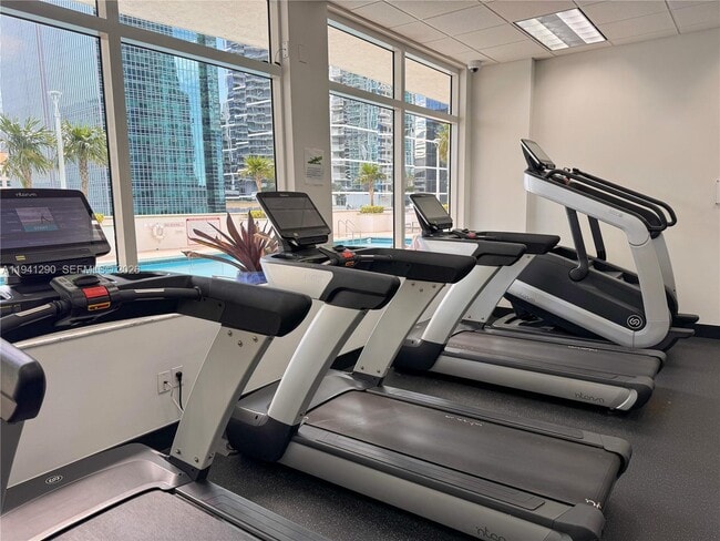 Building Photo - 1200 Brickell Bay Dr