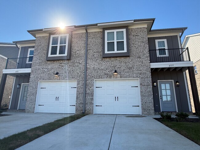 Building Photo - 4364 Ravenwood Park W