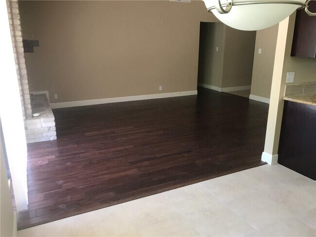 Building Photo - 10106 Missel Thrush Dr