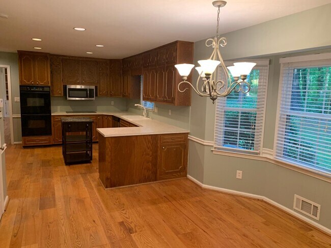 Building Photo - 350 Hollyberry Dr