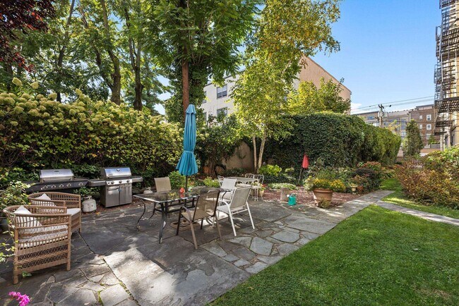 Building Photo - 211 14TH St