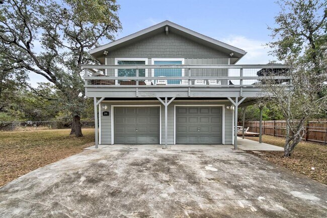 Building Photo - 2591 Lakeshore Dr