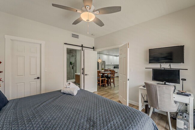 Building Photo - Fully Remodeled 2-Bedroom Condo at the Scottsdale Racquet Club!