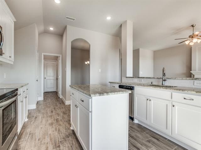 Building Photo - 533 Redbud Dr