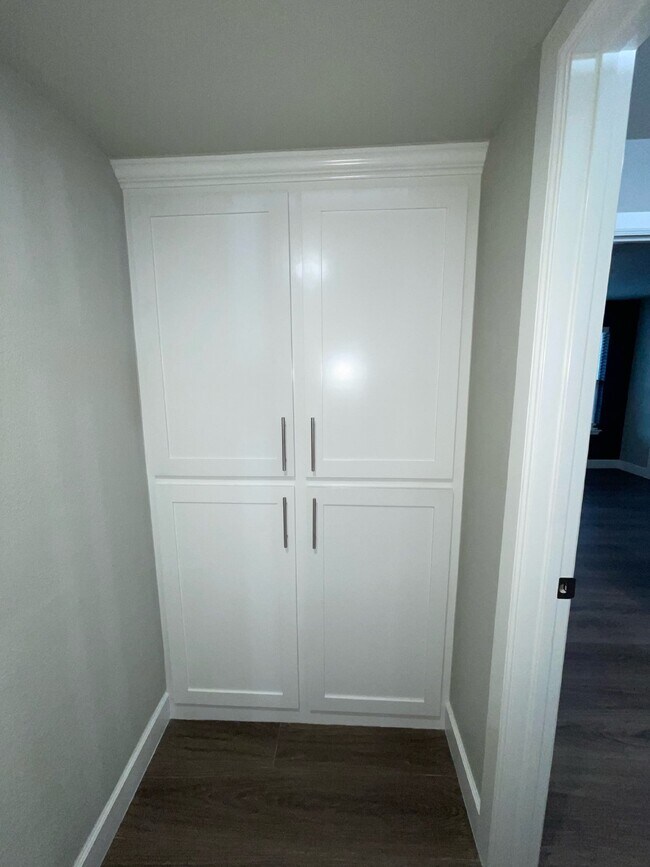 Building Photo - Modern 2 Bedroom Condo