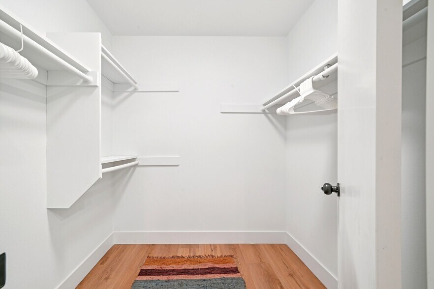 Building Photo - 1500 Country Club Dr