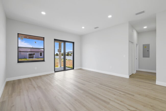 Building Photo - 8014 Mangrove Cir