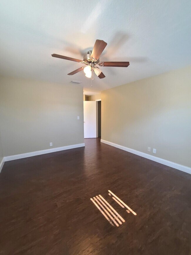 Building Photo - 3201 Bayview Dr