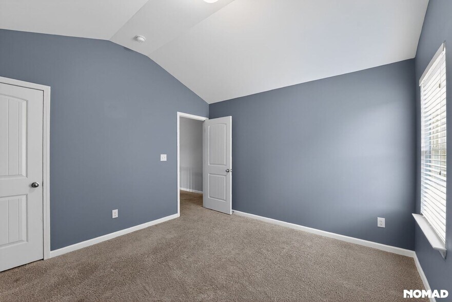 Building Photo - 1154 Paramount Dr