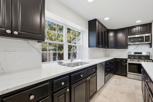 Building Photo - 17903 Ridge Lake Dr
