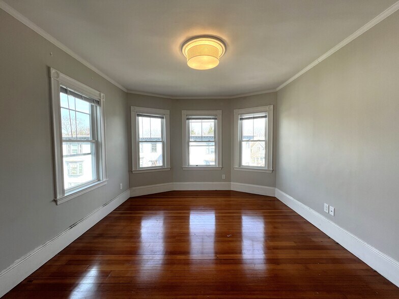 Building Photo - 107 Oxford St