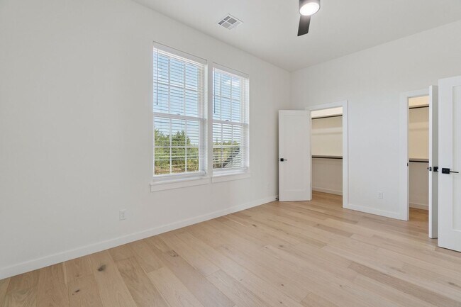 Building Photo - Townhome 2 bed 2.5 bath "The Mid-Mod" in the Heart of Selah