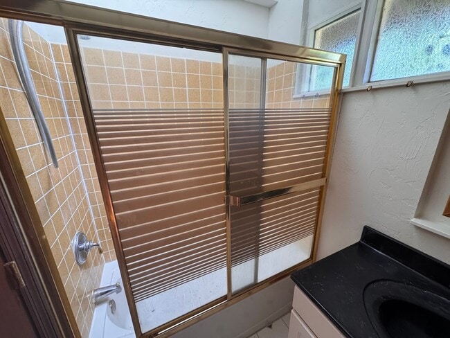 Building Photo - Charming 2 Bed, 1 Bath Carriage House with Garage in Historic Golfview