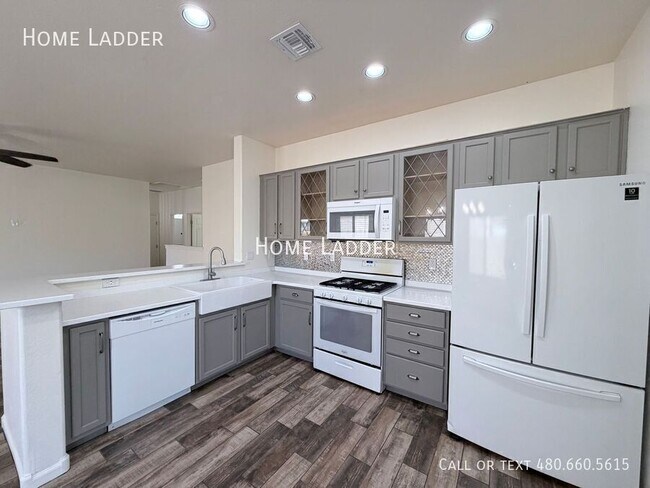 Building Photo - 915 East Gold Dust Way