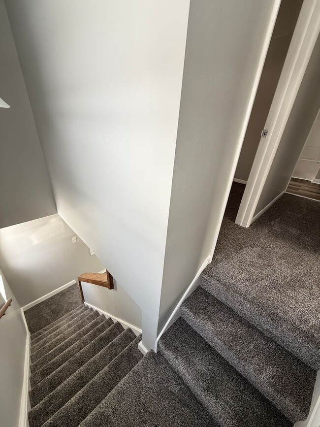 Building Photo - 2026 Renovation – Clean, Updated 2-Bedroom Near Shopping & Highways