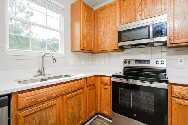 Building Photo - 802 Shefford Town Dr