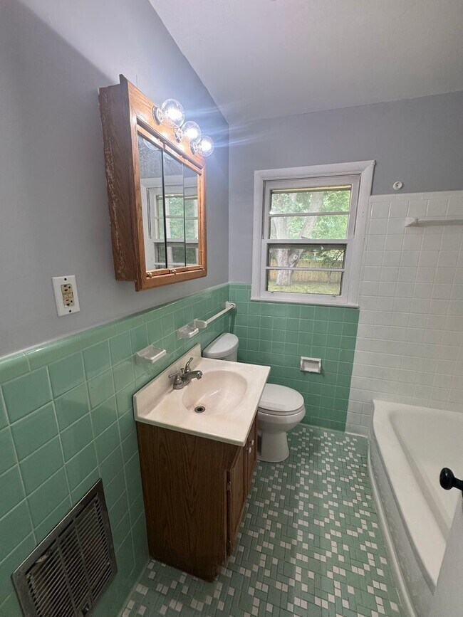 Building Photo - Forest Hills home with park access