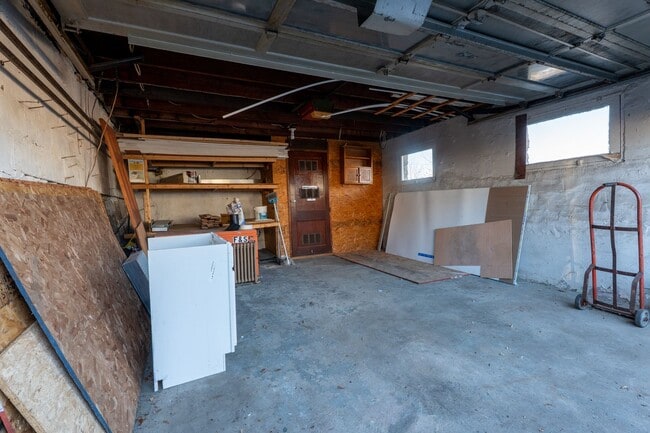 Building Photo - Spacious 1-Bedroom Apartment with Parking & Shared Yard - Midtown Kingston