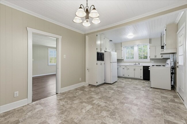 Building Photo - Charming 3-Bedroom Home with Large Fenced Yard in Richmond Hill!