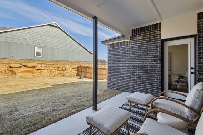 Building Photo - Fully Furnished 4 Bedroom