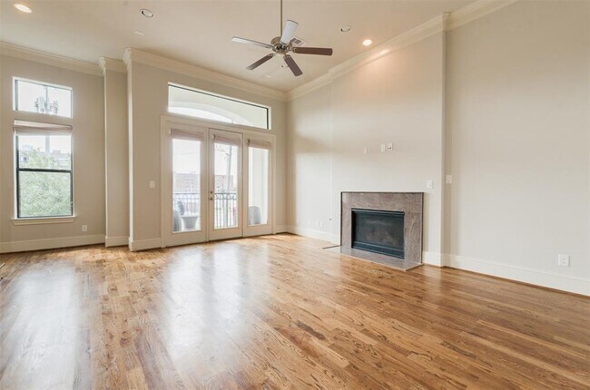 Building Photo - 619 Live Oak St