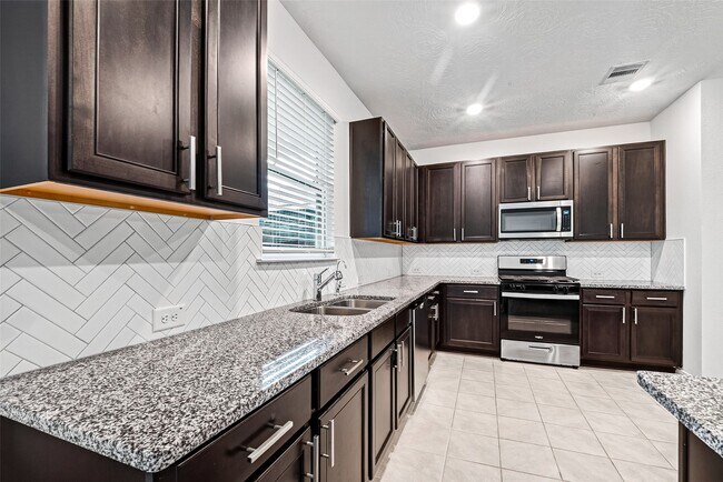 Building Photo - 15723 Autumn Chicory Dr