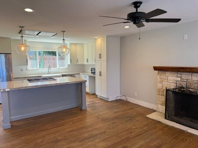 Building Photo - Great Three Bedroom One and 1/2 bath house in Seaside