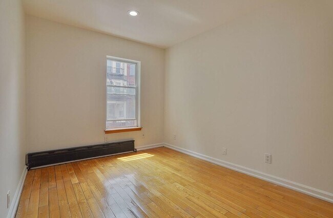 Building Photo - 108 Hutton St