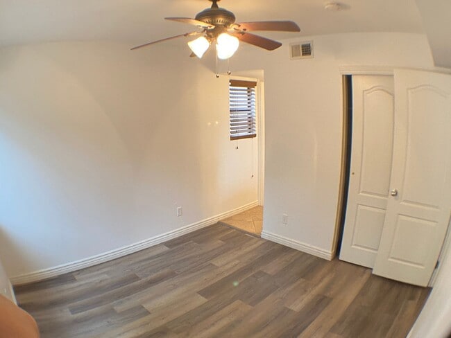 Building Photo - Don't miss out on this charming 2-bedroom,...