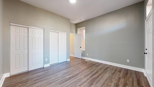 Building Photo - Renovated 4Bd 2.5 Bth Town Home Near Soula...
