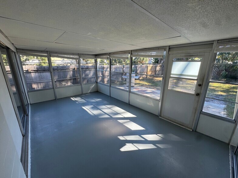 Building Photo - 438 80th Ave N