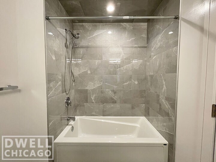 Building Photo - 1724 W Greenleaf Ave