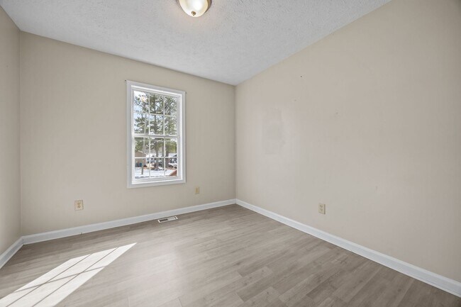 Building Photo - Updated Single Family Home in Fayetteville!