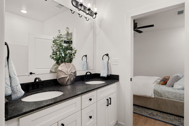 Building Photo - 8912 Cantera Dr